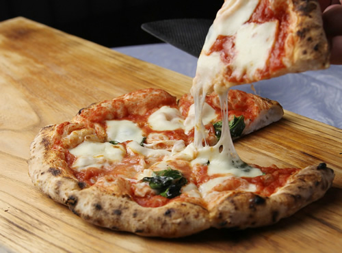 Pizza Napolitana paso a paso, Masa, salsa y horneado perfecto.