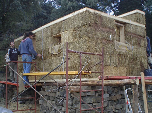 Pacas de paja para una arquitectura sustentable,Los residuos del trigo y otros cereales facilitan la construcción de proyectos ecológicos y reducen el coste ambiental, energético y económico. Te explicamos sus cualidades y cómo usarlas.