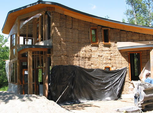 Pacas de paja para una arquitectura sustentable, Los residuos del trigo y otros cereales facilitan la construcción de proyectos ecológicos y reducen el coste ambiental, energético y económico. Te explicamos sus cualidades y cómo usarlas.