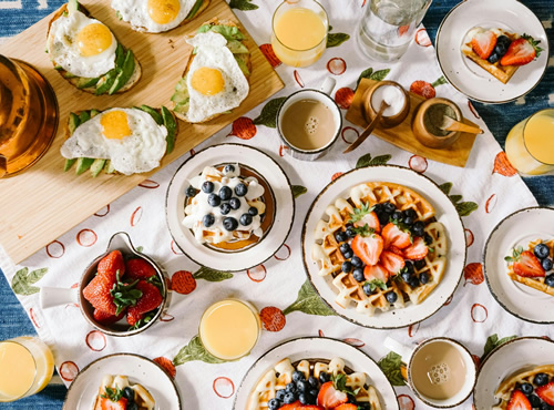 Desayuno en cama, sorprende a mamá con estas recetas fáciles.