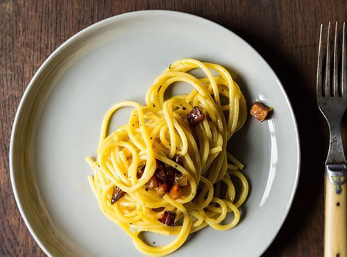 La fiesta de la pasta viajera,EEUU celebró el 4 de enero el Día del Espagueti, que en un principio se comía con la mano y sin salsa.