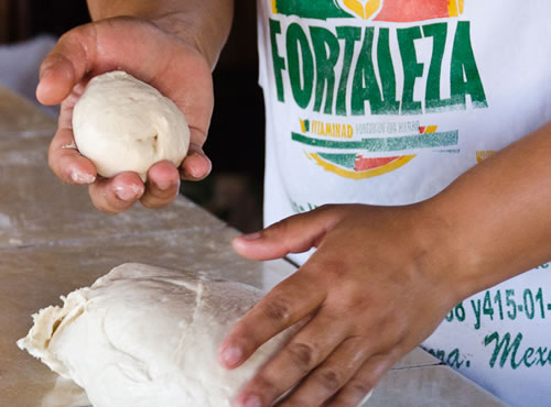 Masa Madre: el alma del pan,¿Cómo se prepara? Amasando harina, agua, sal (en pequeñas dosis) y una porción de masa de una hornada anterior.