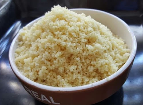 Cómo preparar la sémola de trigo,El trigo es un complemento muy adecuado para hacer ensaladas (como la tabulé) o para acompañar a otros platos.