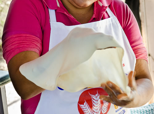 ¿Por qué en Sonora se hacen las mejores tortillas de harina del mundo?,Todo empezó en 1542, cuando los conquistadores españoles introdujeron en el estado la siembra del trigo. Ésta es la historia del alma del ‘burrito’: manjar gastronómico del norte de México.
