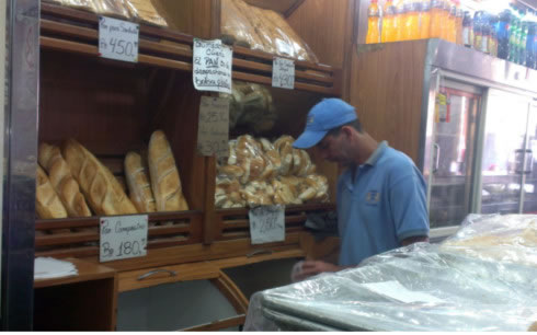 Tráfico de trigo en Venezuela,Panaderías se prestan harina para subsistir: esperan la llegada al país de 177 mil toneladas este mes de marzo para poder hacer pan